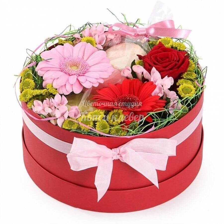 Подарочные букеты цветов. Коробочка с цветами круглая. Букеты цветов в коробках. Букет в круглой коробке. Цветочная композиция в коробке.